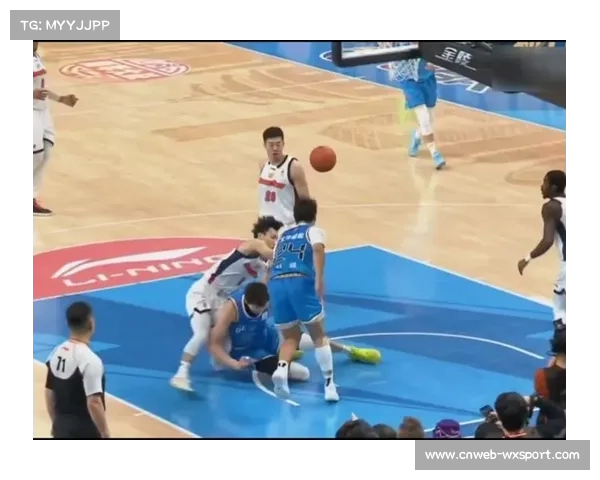 徐杰被周琦误伤倒地，队友背其离场画面揪心